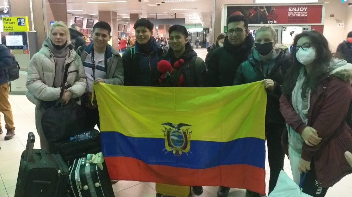 Nueve ecuatorianos salen desde Bucarest y serán recibidos en México, dijo el canciller Juan Carlos Holguín, la madrugada del 3 de marzo de 2022.