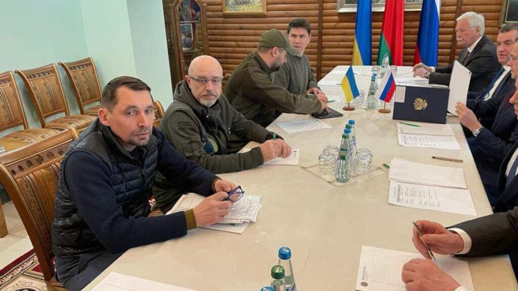 Ucrania dice que acordaron corredores humanitarios en diálogo con Rusia