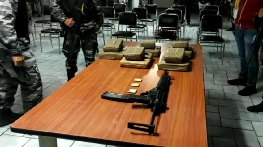 La Policía decomisó metralletas, municiones y un cargamento de marihuana que iba a ingresar a la cárcel de Cotopaxi, el 2 de marzo de 2022.