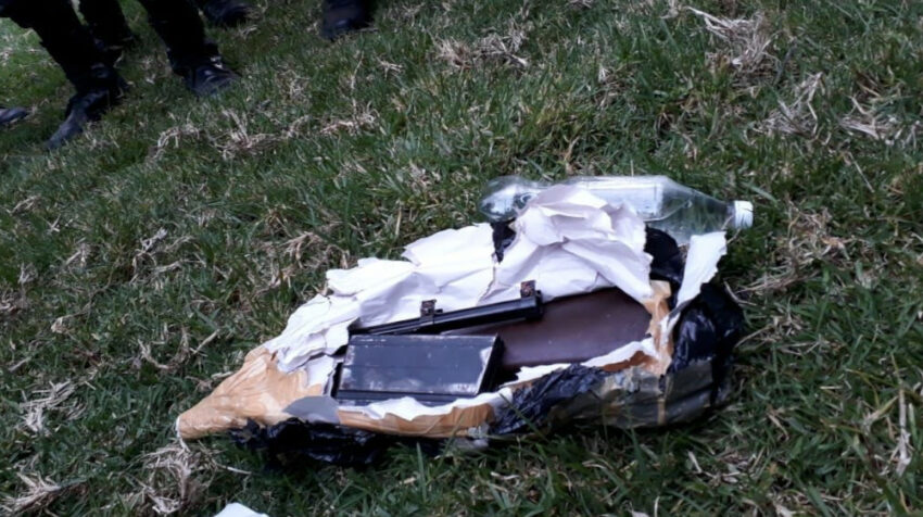 Los uniformados hallaron partes de armas dentro de los paquetes que lanzan los drones en la cárcel de Cotopaxi, el 24 de febrero de 2022.