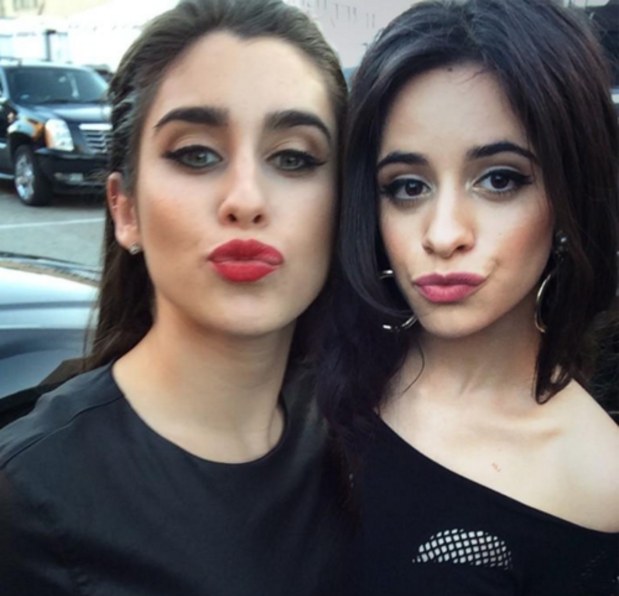 Lauren y Camila, desmintieron rumores de su romance, a pesar de salir besándose en varias fotos.