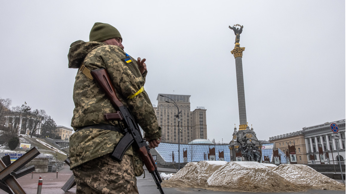Un militar ucraniano hace guardia en la Plaza de la Independencia, en Kiev, Ucrania, el 2 de marzo de 2022.