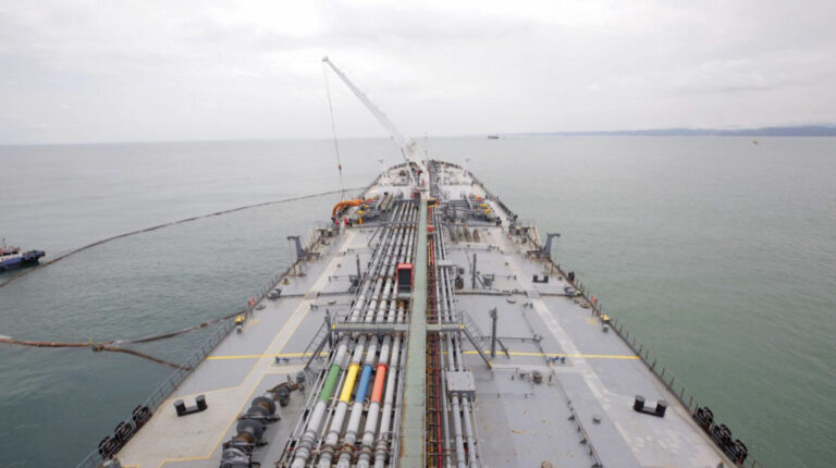 Exportación de petróleo ecuatoriano tipo Oriente desde Terminal de OCP, en Punta Gorda, costa del Océano Pacífico.