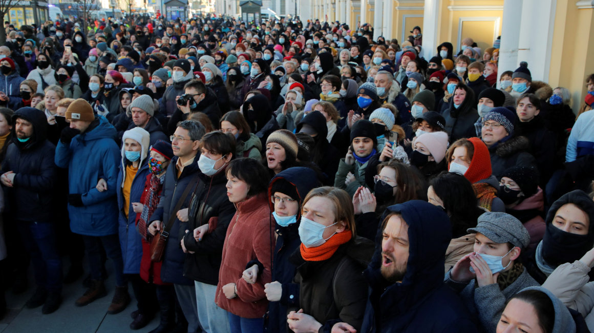 Ciudadanos rusos protestan en San Petersburgo en contra de la invasión a Ucrania, el 27 de febrero de 2022.