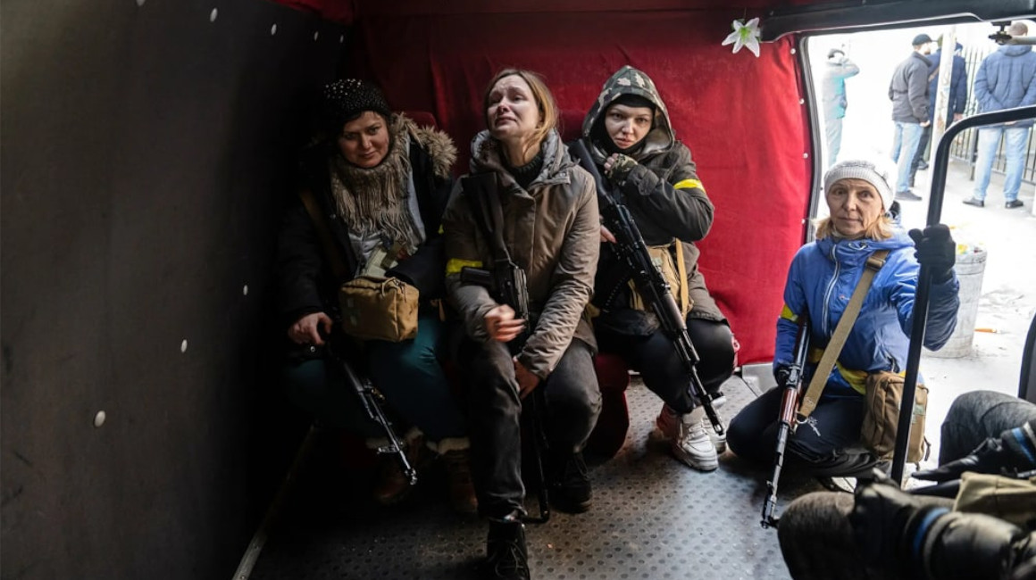 Las mujeres toman las armas, una profesora llora antes de partir al frente en Ucrania.