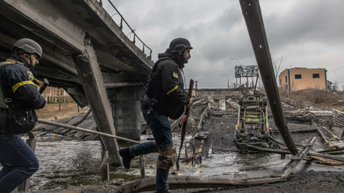 Militares ucranianos caminan sobre un puente destruido por bombardeos en la ciudad de Irpin, Ucrania, el 3 de marzo de 2022.