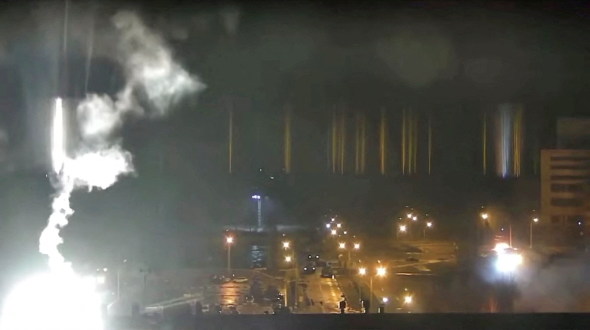 Imágenes de una cámara de vigilancia muestran una bengala en la planta nuclear de Zaporiyia durante un bombardeo en Energodar, en Zaporiyia, Ucrania, el 4 de marzo de 2022.