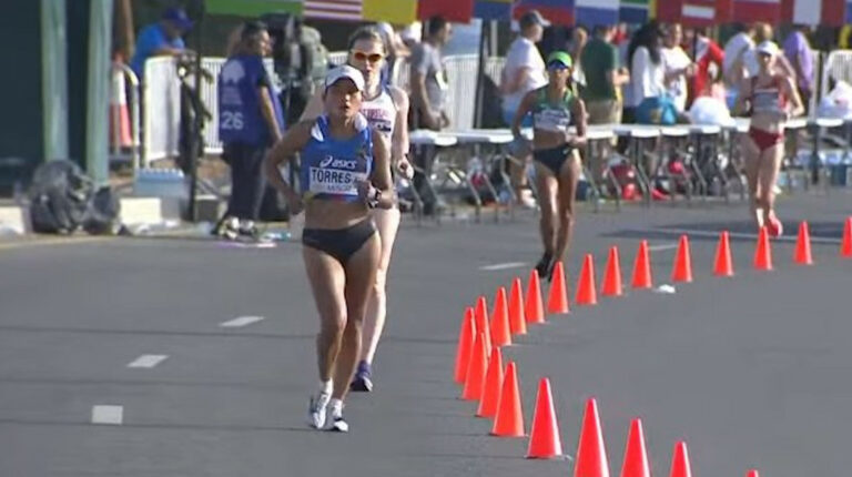 La marchista Paula Torres durante la competencia de 20 kilómetros en el Mundial de Omán, el 4 de marzo de 2022.