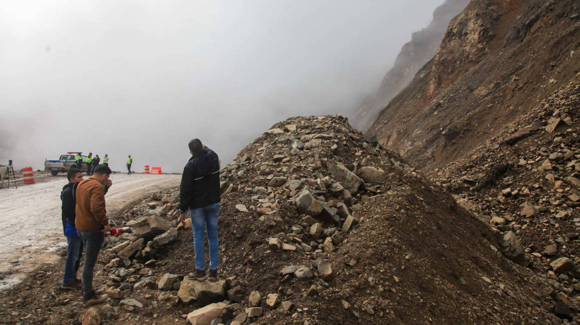 La caída de rocas en el kilómetro 49 de la Cuenca-Molleturo es permanente, pero hasta el 4 de marzo de 2022 no se han podido iniciar las obras de reparación por la oposición de un grupo de moradores.