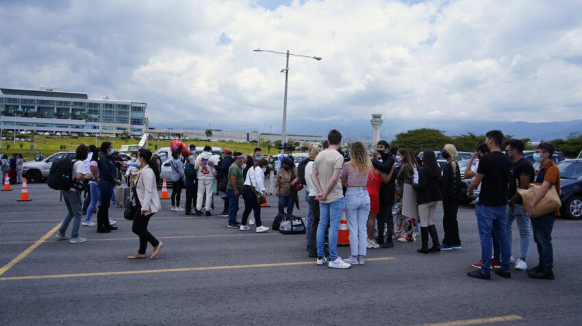 Los 246 ecuatorianos que llegaron desde Ucrania y fueron recibidos en el aeropuerto Mariscal Sucre por sus familiares el 4 de marzo de 2022.