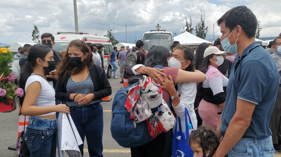 Los 246 ecuatorianos que llegaron desde Ucrania y fueron recibidos en el aeropuerto Mariscal Sucre por sus familiares el 4 de marzo de 2022.