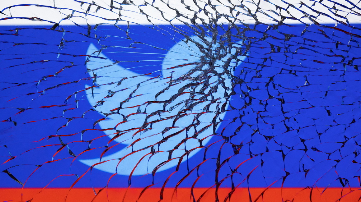 La ilustración muestra el logo de Twitter y la bandera rusa a través de vidrios rotos.