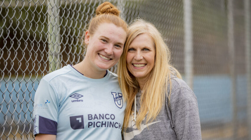 La futbolista de Universidad Católica junto a su madre, Linda Beck durante una sesión de fotos.