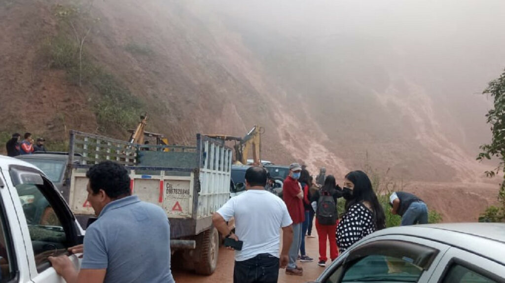 Deslizamiento bloquea carretera en la provincia de El Oro