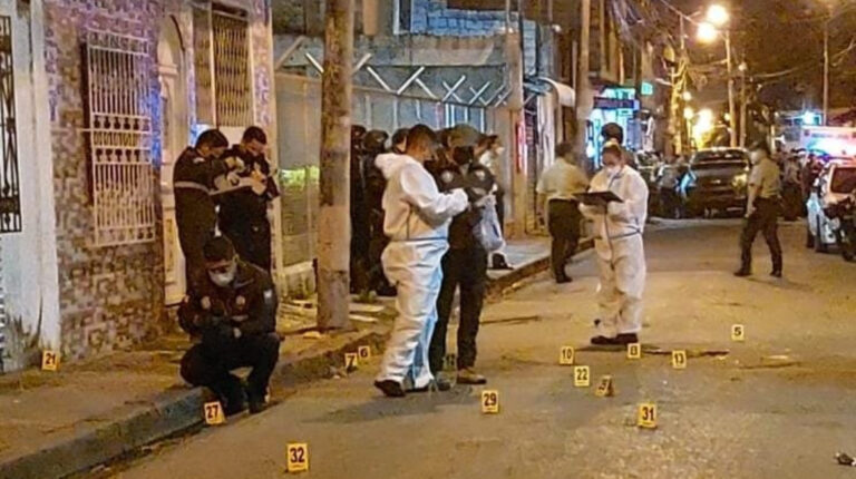 La Policía recoge más de 60 indicios balísticos en Las Malvinas, sur de Guayaquil, donde una balacera deja al menos siete fallecidos, la madrugada del 7 de marzo de 2022.