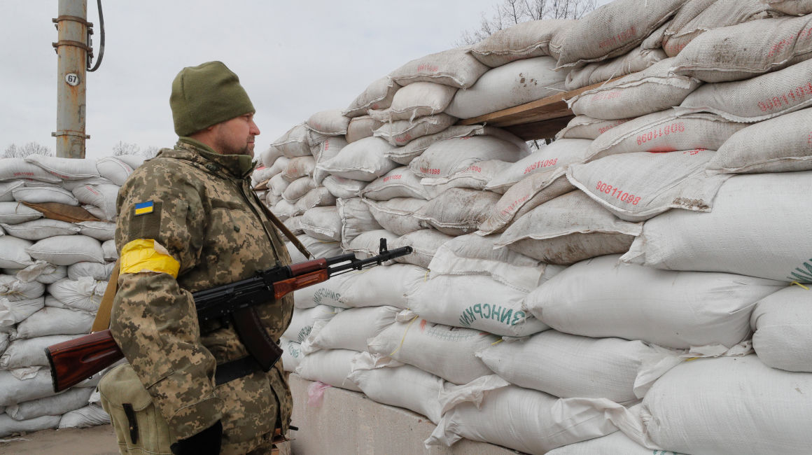 Un miembro de la unidad de defensa territorial hace guardia en uno de los puestos de bloqueo en Kiev, Ucrania, el 6 de marzo de 2022.