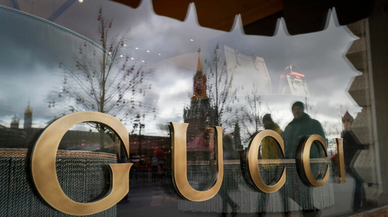 Marcas como Gucci cerraron temporalmente sus operaciones en Rusia, tras la invasión a Ucrania.