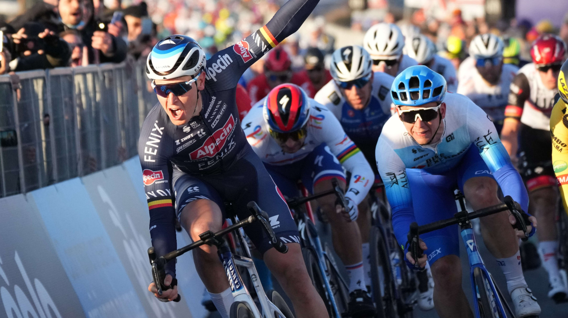 Tim Merlier festeja su victoria en la Etapa 2 del Giro de Italia, el martes 8 de marzo de 2022.
