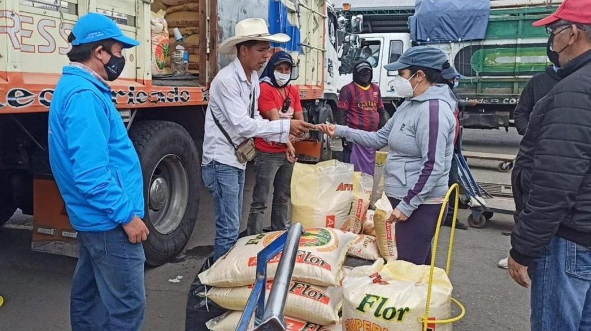 Arroceros venden su producto directamente a los consumidores en feria mayorista, realizada en noviembre de 2021 en Riobamba.