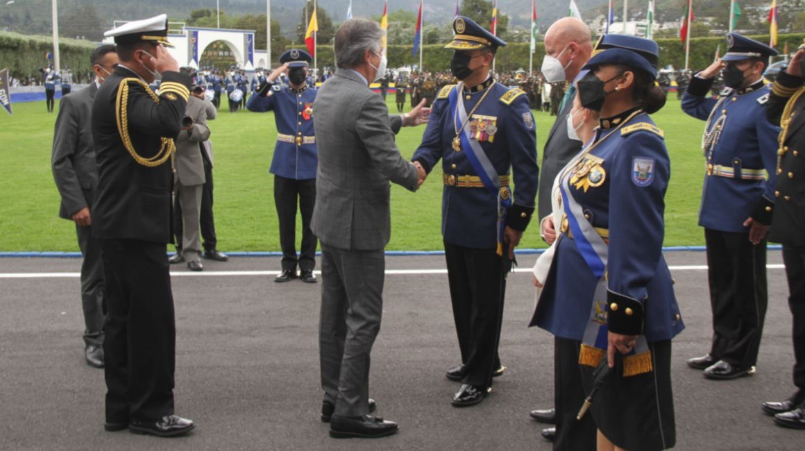 El presidente Guillermo Lasso saluda a Carlos Cabrera, comandante General de la Policía, durante la ceremonia por los 84 años de profesionalización de la entidad, el 2 de marzo de 2022.