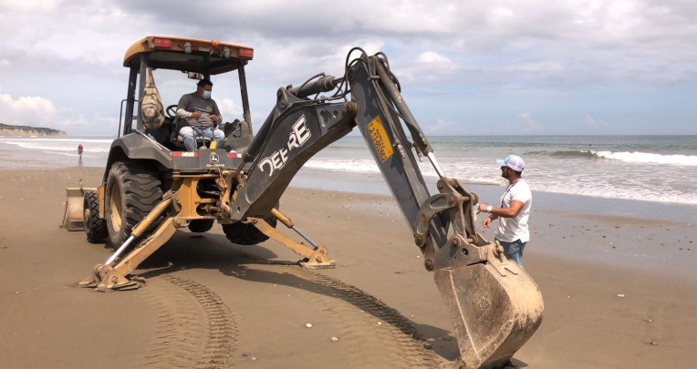 Municipio de Manta realiza tarea de remediación ante la contaminación de la playa el Murciélago. Manta, 8 de marzo de 2022.