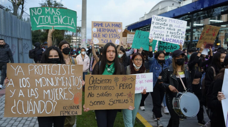 Mujeres marchan por el Día de la Mujer en las calles de Quito, el 8 de marzo de 2022.