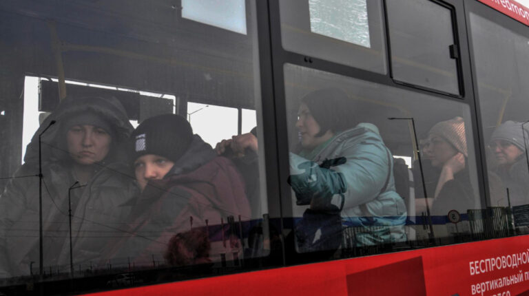 Al menos 12 buses salieron con ciudadanos ecuatorianos y de varias nacionalidades de Sumy, noreste de Ucrania, ciudad donde se activó uno de los corredores humanitarios, el 7 de marzo de 2022.