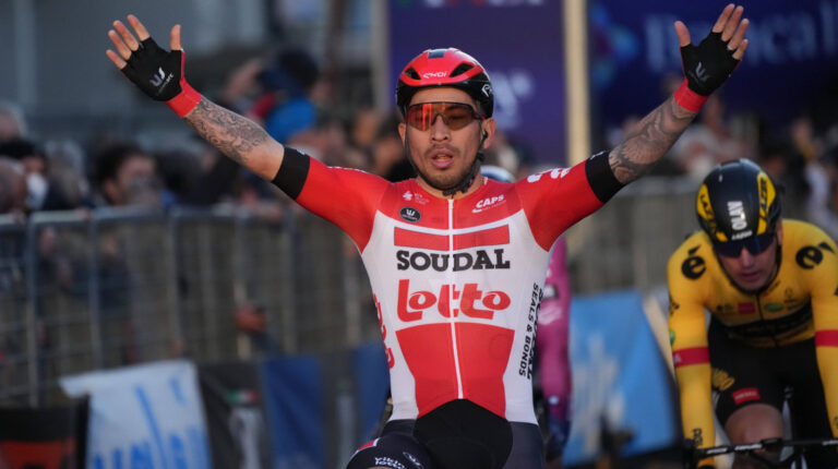 Caleb Ewan festeja su triunfo en la tercera etapa de la Tirreno-Adriático, el miércoles 9 de marzo de 2022.