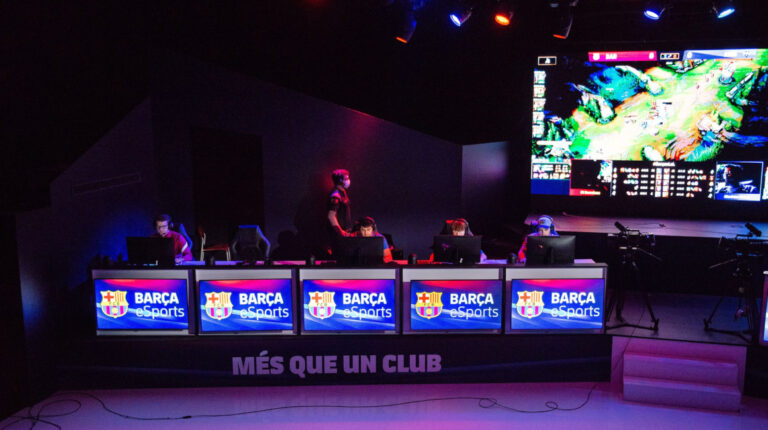 El equipo de eSports del FC Barcelona, jugando League of Legends, el 4 de marzo de 2022.