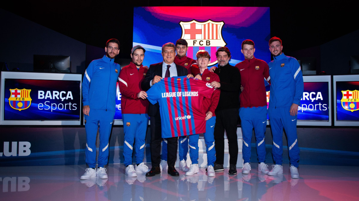 El plantel de LoL de eSports del FC Barcelona junto al presidente del club, Joan Laporta.