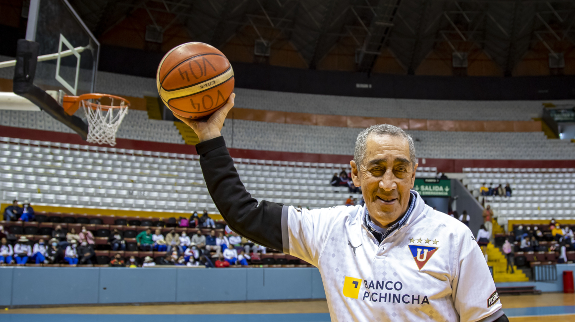 Xavier Martínez levanta una pelota de baloncesto en el Coliseo Rumiñahui, el 25 de febrero de 2022.