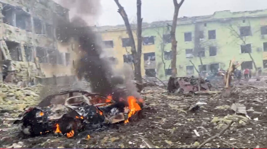 Un automóvil se quema después de la destrucción del hospital infantil de Mariupol mientras continúa la invasión rusa de Ucrania, el 9 de marzo de 2022.
