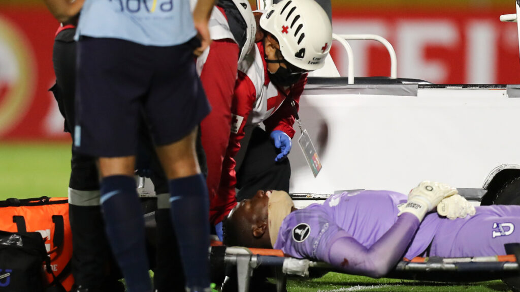 El arquero Darwin Cuero de Universidad Católica recibe atención médica tras un golpe recibido en el partido de ida de la Fase 3 de la Copa Libertadores, el 10 de marzo de 2022.