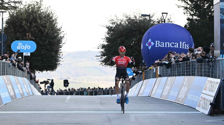 Warren Barguil festeja su victoria en la Etapa 5 de la Tirreno-Adriático, el viernes 11 de marzo de 2022.