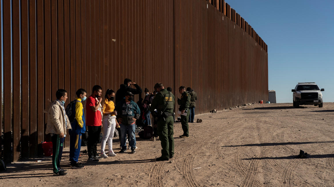 Un grupo de migrantes espera para pedir asilo en la frontera entre Estados Unidos y México, en Yuma, Arizona, el 18 de febrero de 2022.