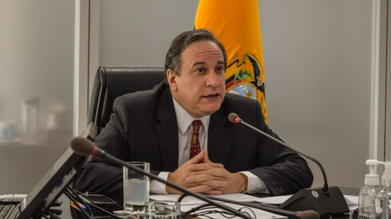 El ministro Simón Cueva durante la rendición de cuentas del Ministerio de Finanzas, en Quito, el 11 de marzo de 2022.