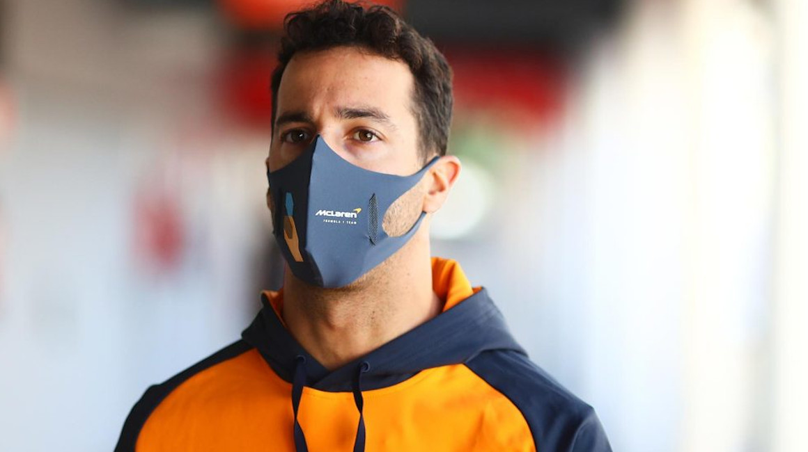 El piloto de McLaren, Daniel Ricciardo, con una mascarilla de la escudería.