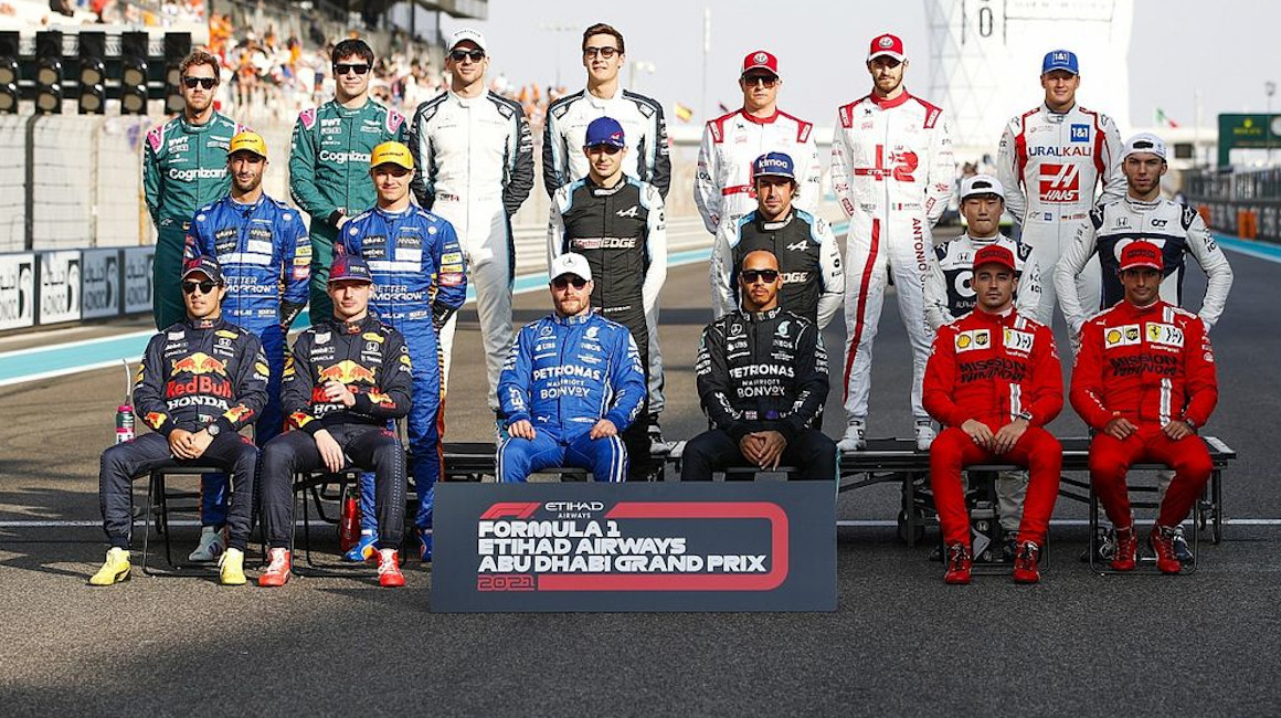 Los pilotos de las 10 escuderías posan antes Gran Premio de Abu Dabi, el último de la temporada 2021.