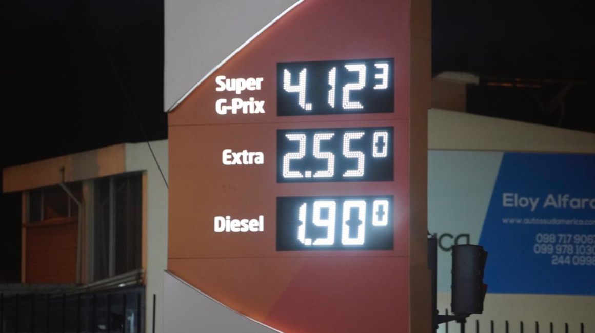 Un letrero de una gasolinera con los precios de las gasolinas Súper y Extra, además del diésel, el 12 de marzo de 2022 en Quito.