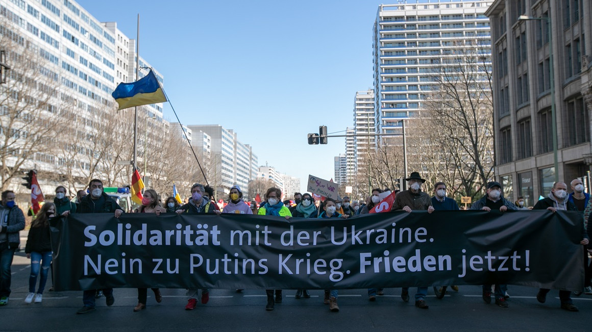 Miles de personas en Berlín marcharon en contra de la guerra en Ucrania, el 13 de marzo de 2022.
