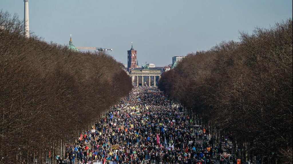 Multitudinarias manifestaciones en Alemania piden la paz para Ucrania