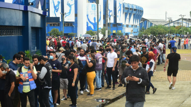 Seguidores de la Selección haciendo fila para comprar los boletos al partido de Ecuador vs. Argentina por Eliminatorias, el 14 de marzo de 2022.