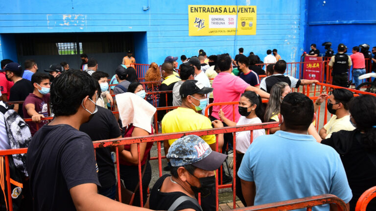 Hinchas comprando entradas para el Ecuador-Argentina, en Guayaquil, el 15 de marzo de 2021.