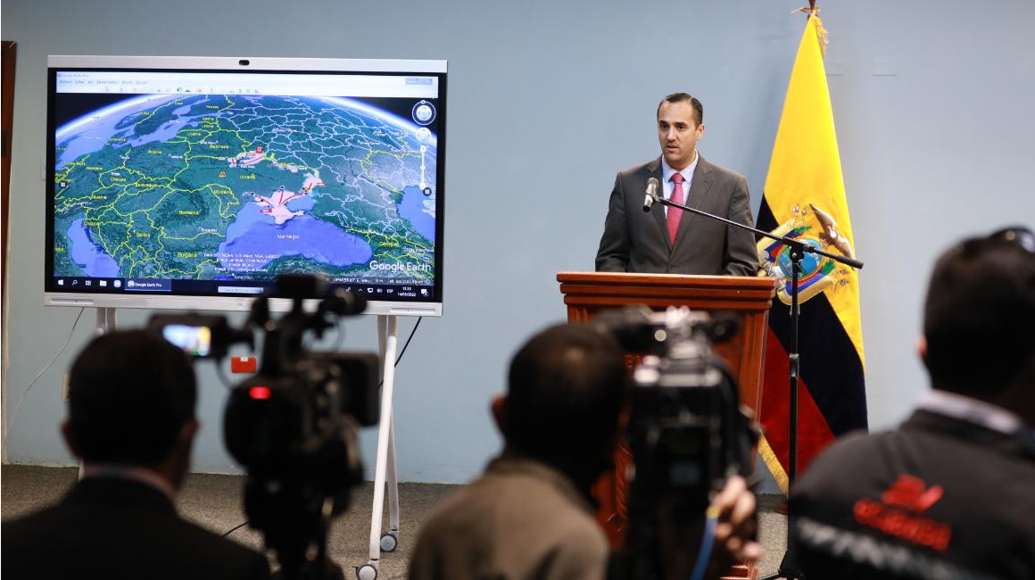 El canciller Juan Carlos Holguín en rueda de prensa, el 14 de marzo de 2022.