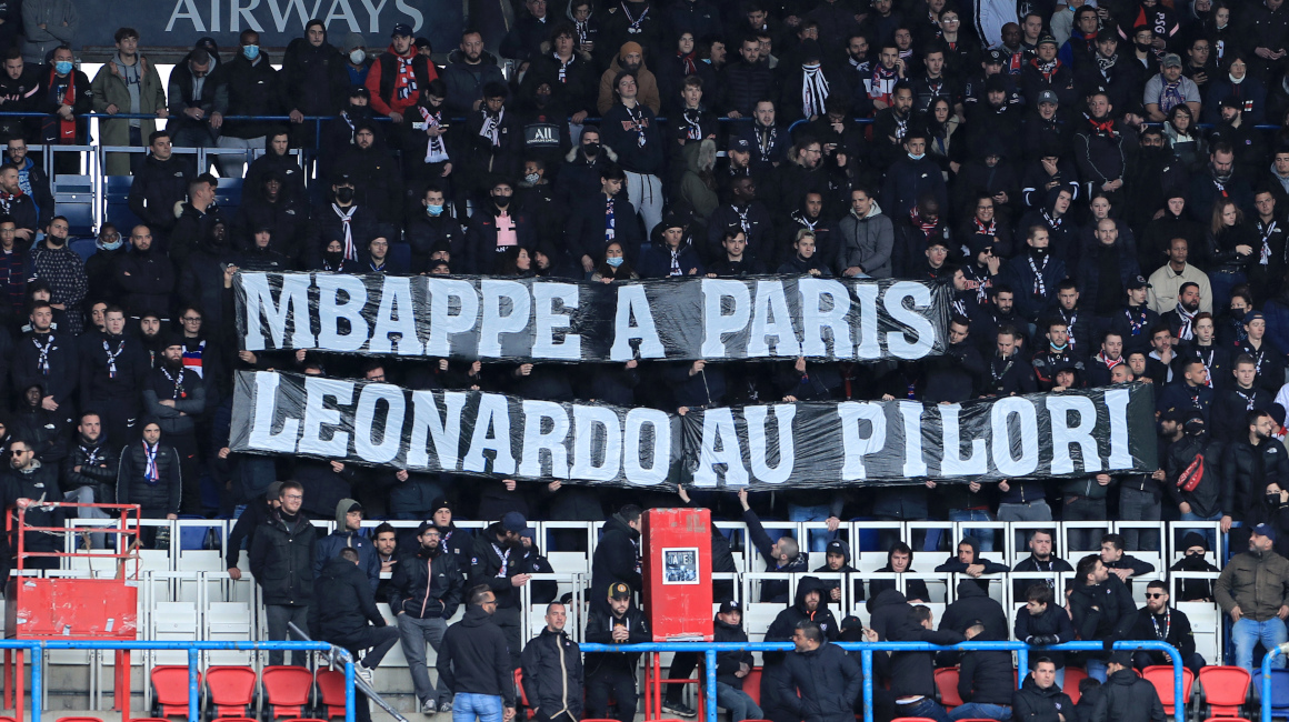 Los hinchas del PSG despliegan dos carteles en el partido ante el Burdeos en París, el 13 de marzo de 2022.