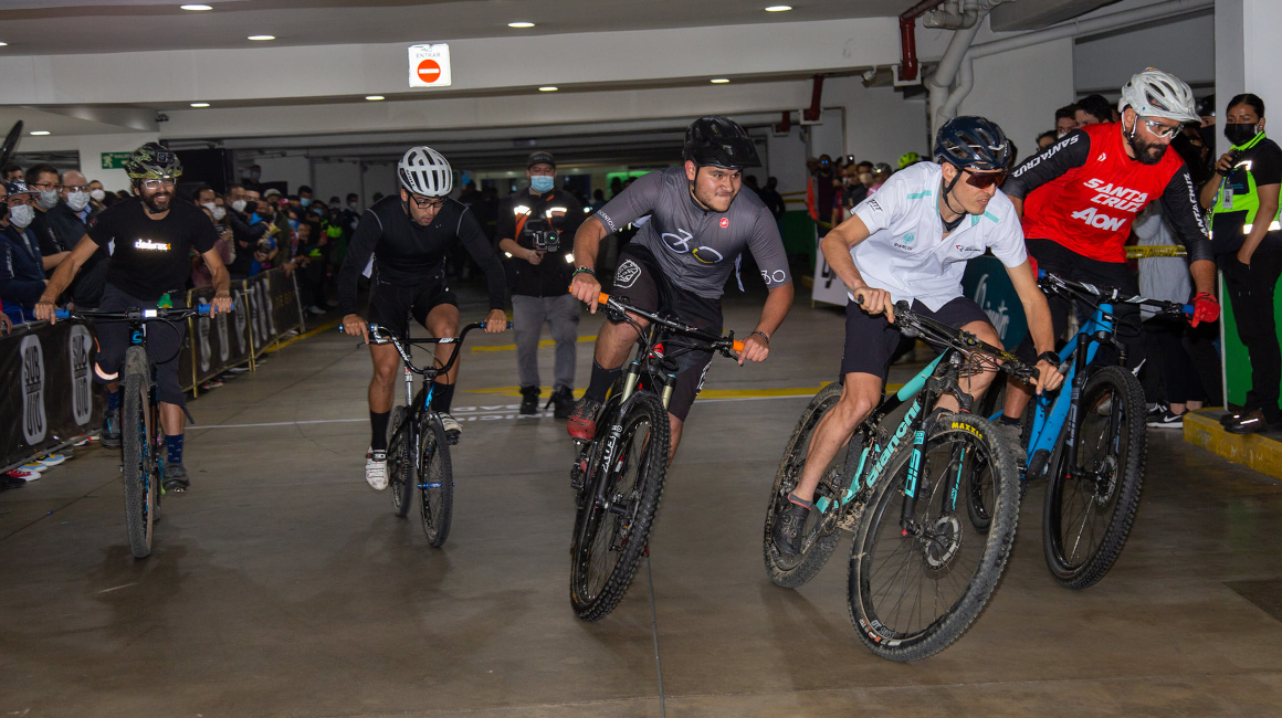 Ciclistas corriendo la primera edición de la Sub 700 Criterium, el 7 de octubre de 2021.