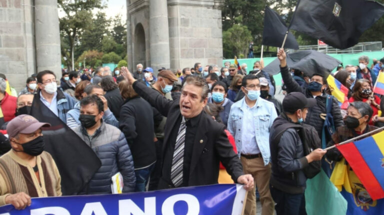 Un grupo de personas marcharon por las calles del centro norte de Quito, el 15 de marzo de 2022, en contra de las amnistías.