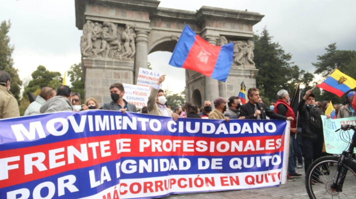Marcha de colectivos de Quito, denominada banderas negras, se concentra en el parque El Ejido rumbo a la Asamblea Nacional, en contra de las amnistías, la tarde del 15 de marzo de 2022.