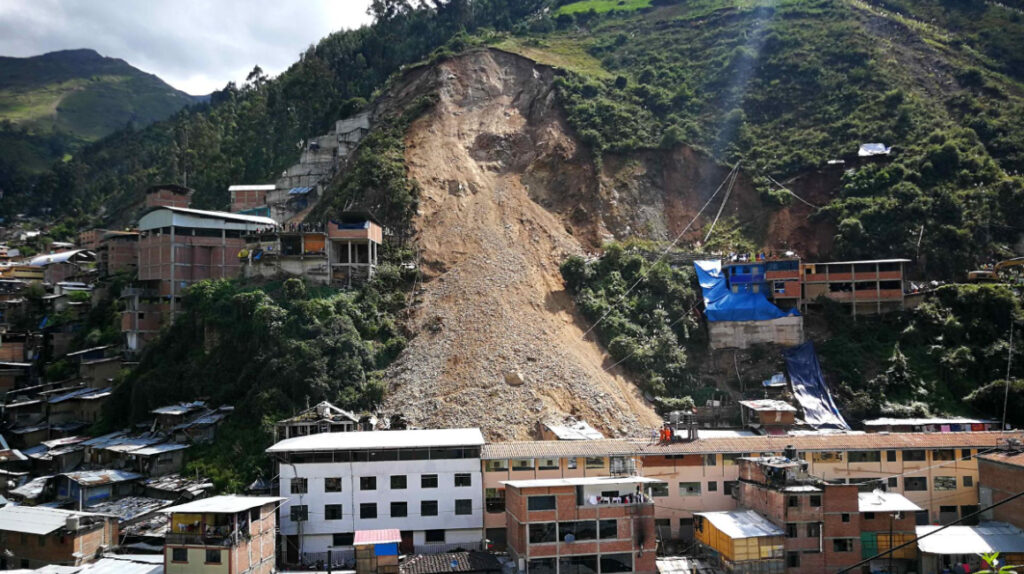 Perú busca desaparecidos y atrapados en deslizamiento en zona minera
