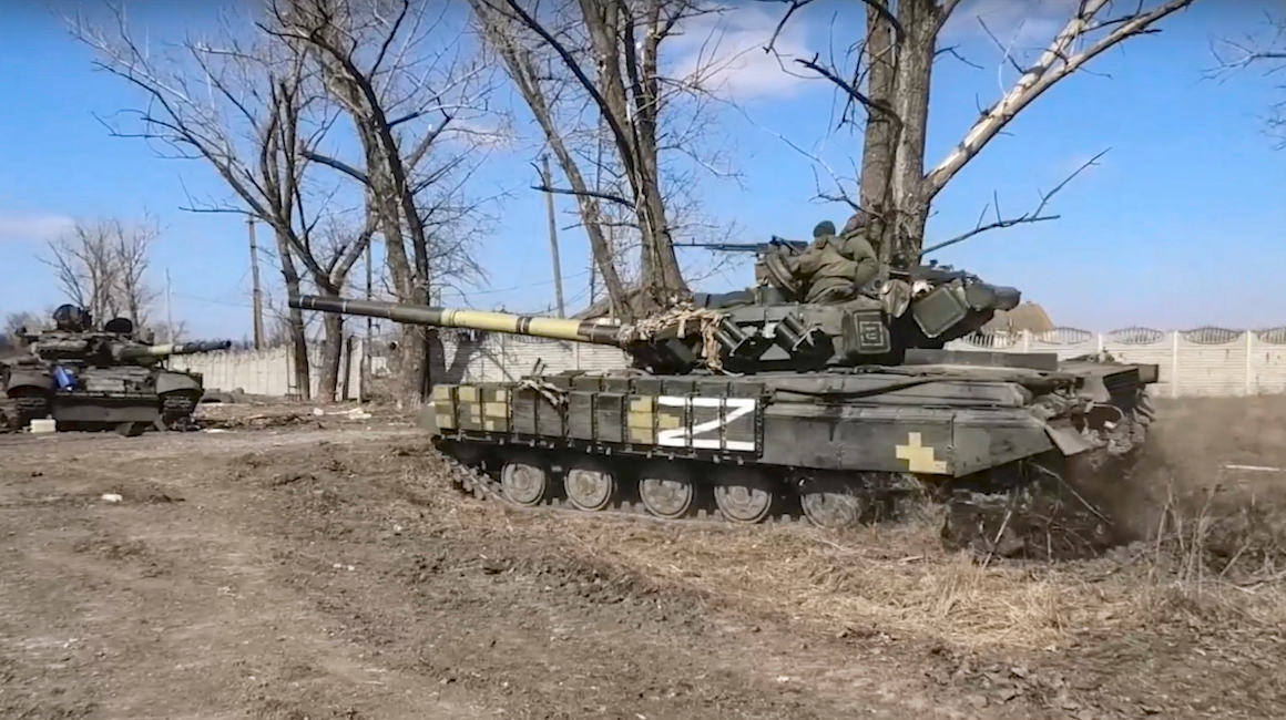 Tanques de guerra rusos circulan por la región de Donetsk, en Ucrania, el 16 de marzo de 2022.